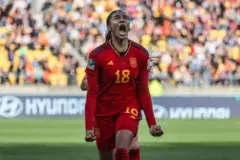 Salma Paralluelo celebra un gol., 