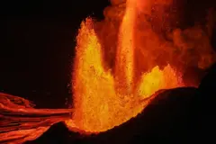Vulkanska lava dostiže visinu Ajfelovog tornja