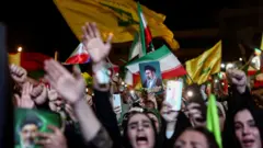 Uma mulher segura uma imagem do Líder Supremo do Irã, Mujahidin Khamenei, durante um protesto contra os EUA e Israel após o ataque de mísseis iranianos contra Israel, em Teerã, Irã, em 7 de junho de 2026.