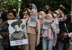 Decenas de activistas marchan y pronuncian discursos mientras portan carteles durante la conmemoración del Día Internacional de la Mujer en Indonesia.