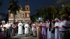 በአደጋው የሞቱ ሰዎችን ለመዘከር ሻማ ይዘው በምሽት የተሰበሰቡ ሰዎች