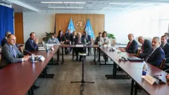 Liderler New York'ta BM Genel Merkezi'ndeki bir toplantı odasında karşılıklı oturuyor. Ortada BM Genel Sekreteri, iki yanındaysa heyetler var.