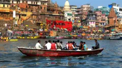 بنارس میں گنگا ندی پر کشتی