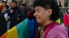  نخست وزیر یونان گفته است که قانون جدید «یک نابرابری جدی را با جسارت حذف می‌کند».