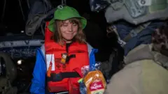 Greta Thunberg com colete salva-vidas