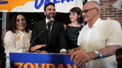 Zohran Mamdani ao lado dos seus pais, Mahmood Mamdani e Mira Nair, e da esposa Rama Duwaji, durante uma festa nas eleições primárias