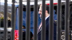 Ахмед аш-Шараа за забором у Белого дома направляется к боковому входу