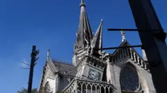 Catedral de Manizales com a torre visivelmente inclinada para um dos lados