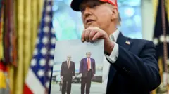 Трамп в Белом доме демонстрирует свою фотографию с Путиным и хвалит российского президента