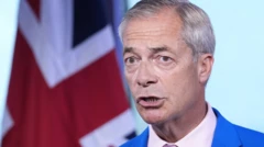 イギリス国旗を前に演説するファラージ氏