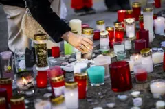 মোমবাতি জ্বালিয়ে শোক প্রকাশ করছেন সুইস বাসিন্দারা