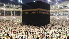 Des milliers de musulmans se rassemblent à la Grande Mosquée (Haram), à La Mecque, ville la plus sainte de l'islam et abritant la Kaaba, le 1er avril 2015, pour accomplir la Oumra, un pèlerinage mineur. Les musulmans peuvent accomplir la Omra à n'importe quel moment de l'année. Selon la charia, la Omra consiste à effectuer le Tawaf autour de la Kaaba et le Sa'i entre Al-Safa et Al-Marwah, après avoir revêtu l'Ihram.