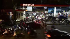 হায়দরাবাদে একটি পেট্রোল পাম্পে লম্বা লাইন