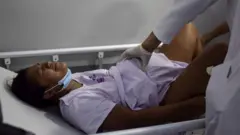 A Salvadoran nurse from di "birth with care" program assist di birth of a baby and her mother Elizabeth Giron (25) for di National Women's Hospital on May 30, 2022 in San Salvador, El Salvador.