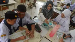 Pelajar mengikuti proses belajar mengajar secara berkelompok dalam program Kurikulum Merdeka dengan pilihan Mandiri Belajar di sekolah MTsN Banda Aceh, Aceh, Selasa (22/8/2023)