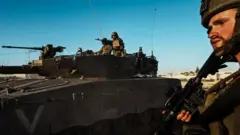 Un soldado israelí junto a un tanque en Gaza