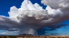 ગુજરાતમાં ચોમાસાએ સપ્ટેમ્બર મહિનાના અંત સાથે વિદાય લઈ લીધી છે. આમ છતાં આગામી દિવસો દરમિયાન ગુજરાતમાં છૂટાંછવાયાં સ્થળોએ હળવોથી મધ્યમ વરસાદ પડી શકે છે.
ગુજરાત હવામાન સમાચાર હવામાન અપડેટ ગુજરાત સમાચાર ગુજરાતીમાં સમાચાર વેધર રિપોર્ટ દીપક ચુડાસમા