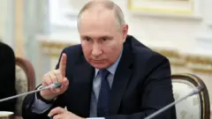 Presiden Rusia Vladimir Putin mengadakan konferensi dengan para koresponden perang Rusia di Moskow pada Selasa (13/6)