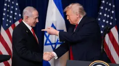 İsrail Başbakanı Binyamin Netanyahu ve ABD Başkanı Donald Trump el sıkışıyor.
