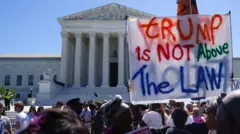 Manifestantes se reúnem no lado de fora da Suprema Corte dos Estados Unidos em Washington DC, no dia 1º de julho de 2024