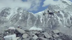 सगरमाथामा ड्रोनको प्रयोग गर्दै प्राविधिक। 