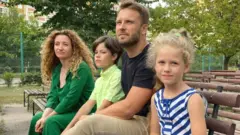 Từ trái qua phải: Olena, Andrii, Kostia, và Uliana