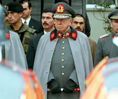 Un retrato del general Augusto Pinochet en 1997, vestido de uniforme militar y con capa.