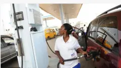 Aworan obinrin to n ta epo si mọto nile epo