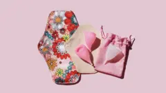 Coletores menstruais em foto com fundo rosa