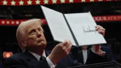 एक एग्ज़ीक्यूटिव ऑर्डर पर हस्ताक्षर के बाद डोनाल्ड ट्रंप