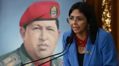 Родригес на фоне портрета Уго Чавеса