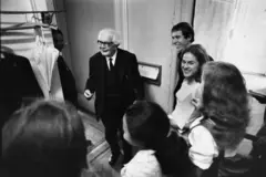 Jean Piaget entouré d'un groupe de personnes souriantes