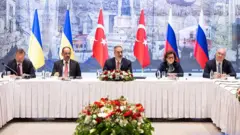 Fonctionnaires turcs lors des négociations d'Istanbul