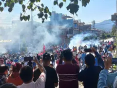 लामिछानेलाई मङ्गलवार अदालतमा पेस गर्न लग्दा तनाव उत्पन्न भएपछि प्रहरीले अश्रुग्यास प्रहार गरेको थियो 