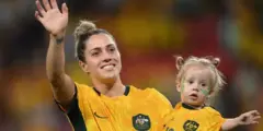 ऑस्ट्रेलिया की फुटबॉलर कैटरीना गोरी अपनी बेटी हार्पर के साथ. 