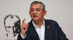 Özgür Özel sağ elinin işaret parmağı havada konuşuyor. 