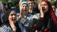 Waandamanaji mjini Beirut wakiimba nara wakati wa maandamano ya kuwaunga mkono Wapalestina huko Gaza (27/05/24)