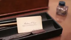 Una tarjeta de presentación antigua con el nombre de Madame Marie Curie