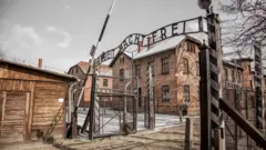 La entrada principal de Auschwitz con su infame frase "El trabajo libera"