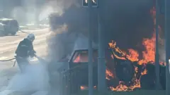 пожарные тушат горящую машину на улицах Белгорода