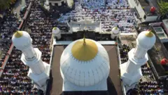 Foto udara Jamaah Tarekat Syattariyah melaksanakan shalat Idulfitri 1445 Hijriah di halaman Masjid Syaikhuna Habib Muda Seunagan Desa Peuleukung, Seunagan Timur, Nagan Raya, Aceh, Senin (08/04).