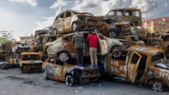 आगजनीबाट ध्वस्त भएका सवारी साधनलाई अधिकारीहरूले मुचुल्का उठाएर संसद् भवनको परिसरभित्र थुप्रो लगाएर राखेका छन्।