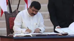 26 மே 2014 அன்று புது டெல்லியில் உள்ள குடியரசுத் தலைவர் இல்லத்தில் என்டிஏ அரசின் பதவியேற்பு விழாவின் போது, தர்மேந்திர பிரதான் தனிப்பொறுப்புடன் கூடிய இணை அமைச்சராகப் பதவியேற்றார் (கோப்புப் படம்)