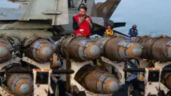 Misiles en un portaaviones estadounidense en el mar Arábigo.