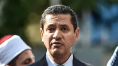 عبد الرحمن يوسف القرضاوي، نجل الداعية الإسلامي يوسف القرضاوي وهو يلقي كلمة خلال مظاهرة أمام القنصلية السعودية في إسطنبول بتاريخ 5 أكتوبر تشرين الأول 2018