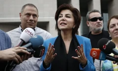 Sedef Kabaş, 2022'de de "Cumhurbaşkanına hakaret" suçlamasıyla yargılanmış ve 2 yıl 4 ay hapis cezasına çarptırılmıştı