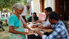 పెన్షన్ల పంపిణీ