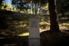 Um monólito em memória das vítimas da Guerra Civil, com a inscrição "Lorca eram todos" e a data 18-8-2002, ergue-se em um local onde foram encontradas cinco valas comuns e próximo do lugar onde, em 19 de novembro de 2014, arqueólogos procuravam outra vala em Alfacar, perto de Granada (Espanha).