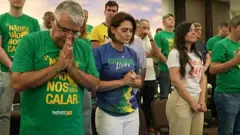 Eduardo Girão, Michelle e Priscila Costa rezam em evento político