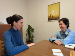 As irmãs Clémence e Emily em uma mesa conversando